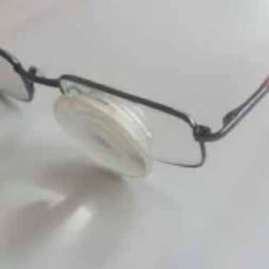 Förstoringslins på glasögon