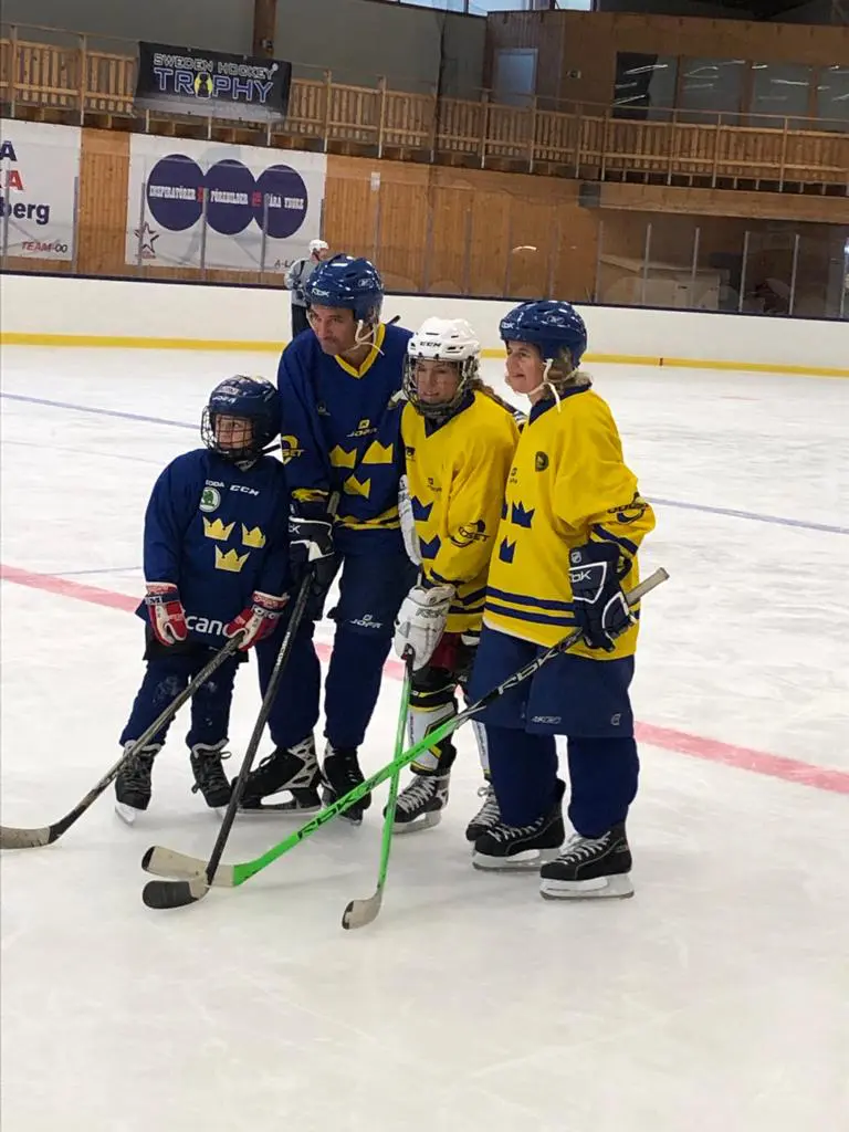 Blind Icehockey, fyra personer står på en hockeyrink i en ishall