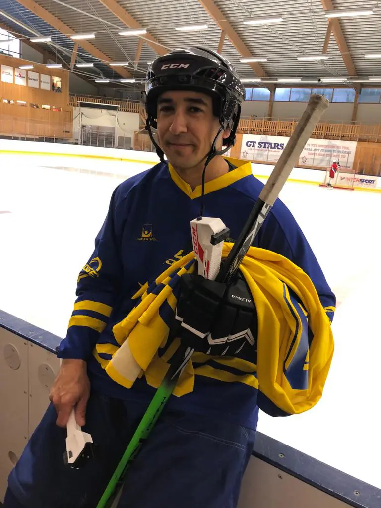 Blind Icehockey, en person iförd hockeyutrustning står med en hockeyrink i bakgrunden